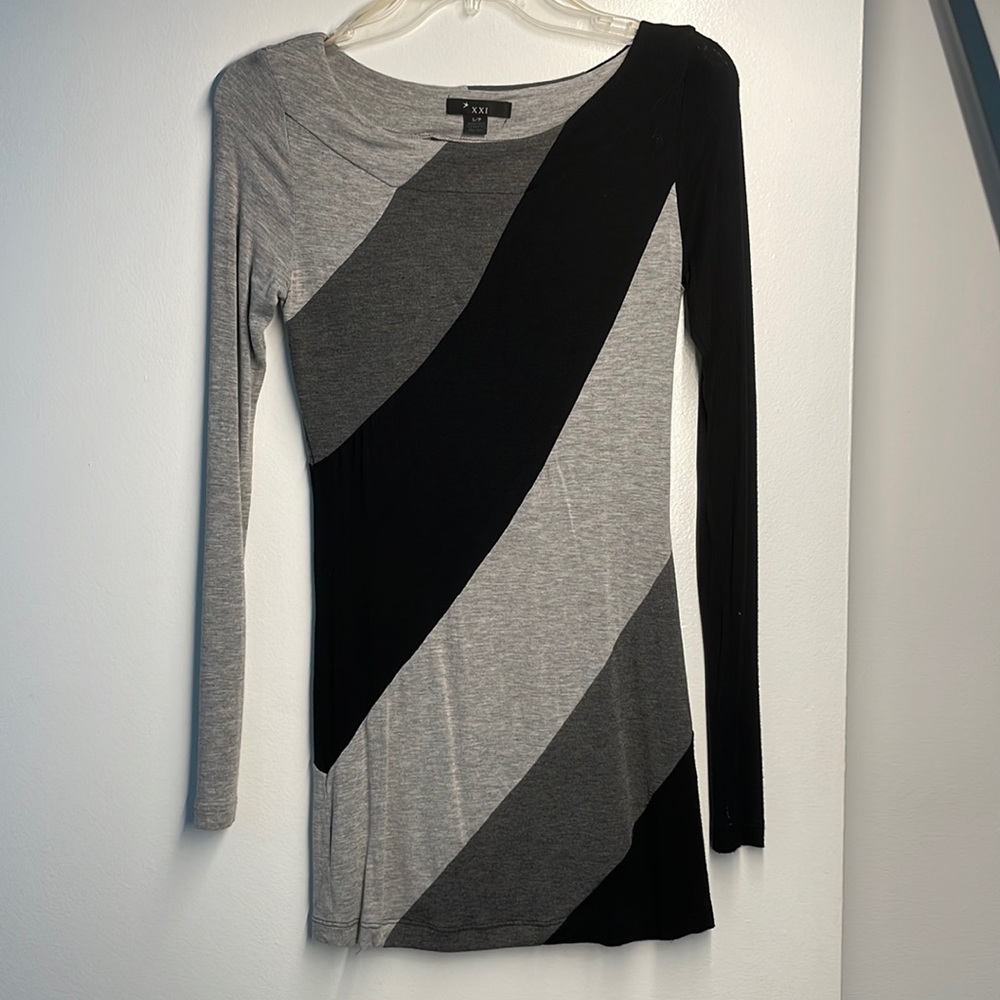 Mini dress, lightweight long sleeve tunic. Color block.